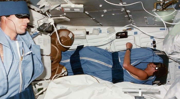 Как спят в космосе космонавты