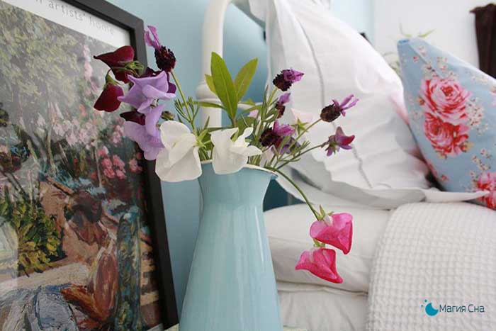 Красочный букет цветов в спальне